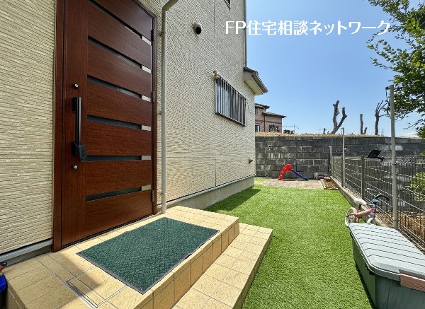 外観:お散歩やジョギング、週末のご家族での遊びに最適です。目の前に広がる開放感とゆとり、暮らしの夢を育む理想の住まいがここにはあります。