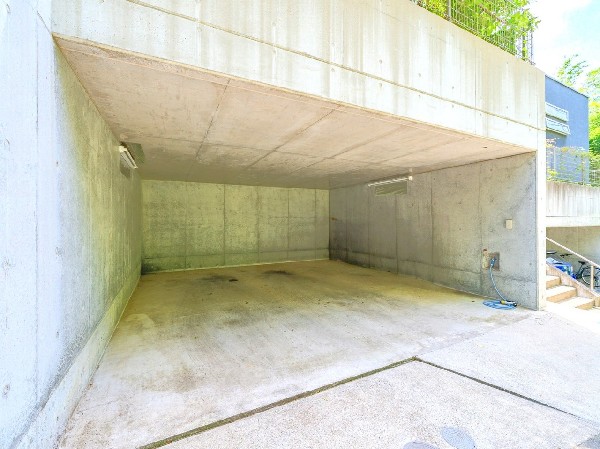 外観:車好きな方には嬉しいガレージのある住宅。カーポート替わりに雨風から大切なお車を守り、お荷物の出し入れもゆっくり濡れずに行えます。