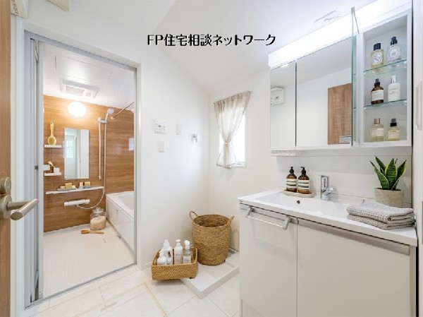 【洗面脱衣室】  同仕様設備：本画像はAIがCGで小物を作成しており、実際の現地に小物は設置されておりません。また、販売価格に小物等は含まれておりません。