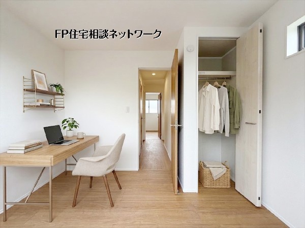 【洋室│5帖】  本画像はAIがCGで家具を作成しており、実際の現地に家具は設置されておりません。また、販売価格に家具等は含まれておりません。