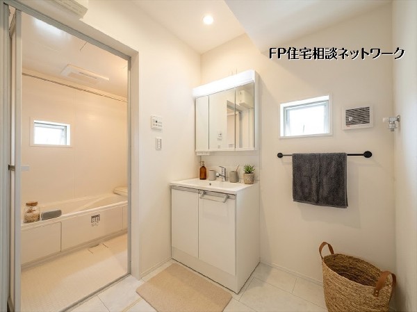 【洗面脱衣室】  本画像はAIがCGで衣類・小物を作成しており、実際の現地に衣類・小物は設置されておりません。また、販売価格に衣類・小物等は含まれておりません。