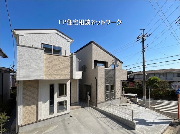 外観:【外観】  明るい陽光が差し込む、洗練されたモダンな外観の2棟分譲住宅です。全居室に十分な採光を確保し、心地よい住空間を実現。並列駐車可能なスペースも完備しています。