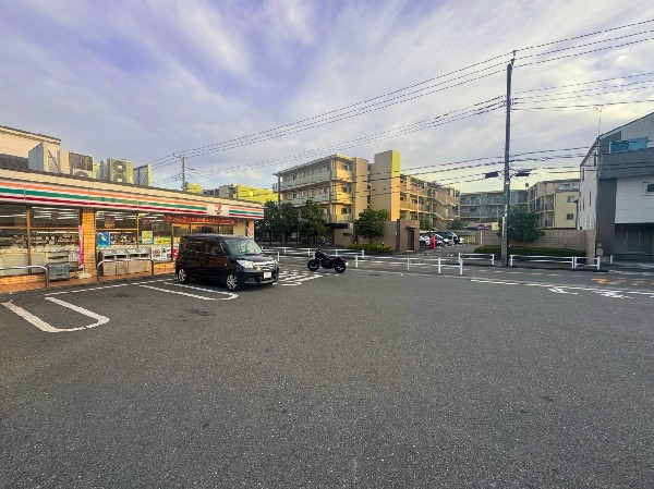 周辺環境:セブンイレブン狛江猪方3丁目店　(セブンミール、お弁当に定評のあるセブンイレブン、コンビニエンスの最大手ですね。)