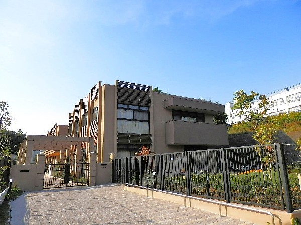 周辺環境:日吉夢保育園(2つの園庭で思い切り遊ぶ事が出来、子供たちの創造力を大きく伸ばす環境です！)