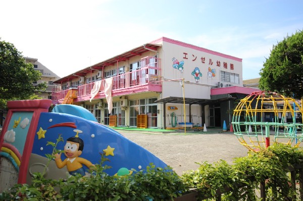 周辺環境:エンゼル幼稚園( 園舎・園庭から子供たちの元気な声が聞こえてきます。できることが増えていく、お子様の成長が楽しみです。)