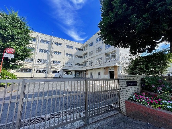 周辺環境:奈良小学校　(「自分で考え進んで学び続ける子」　「まちやみんなとの関りを大切にする子」「夢や未来の創造にたくましくチャレンジする子」)