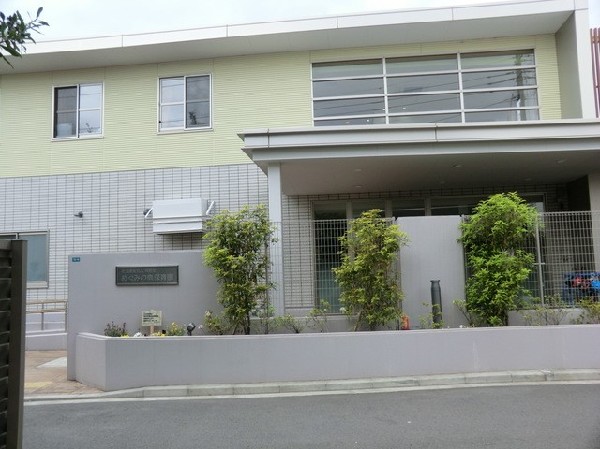 周辺環境:(650　めぐみの森保育園　園舎・園庭から子供たちの元気な声が聞こえてきます。できることが増えていく、お子様の成長が楽しみです。)