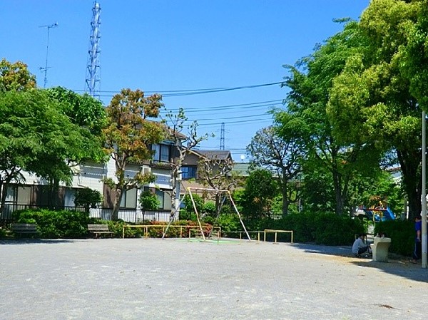 周辺環境:小倉中公園(近隣には、公園もあり、青空の下で駆け回ったり、遊具で遊んだり、思い思いの遊びができます。子供たちの元気で楽しそうな声が響き渡ります。)