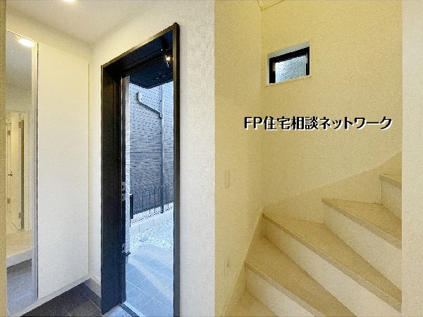 玄関から階段へと自然につながるスムーズな帰宅動線。明るい採光で出入りも心地よい空間です。