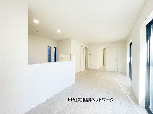 【LDK】  大きな窓から心地よい光が広がる明るいリビング。開放的な空間で家族との時間が自然と増える住まいです。