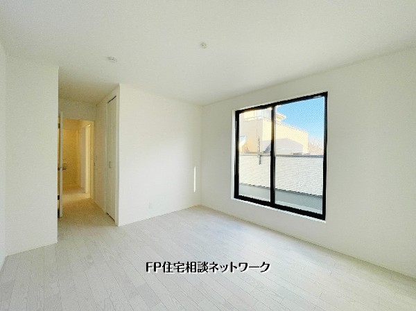 【洋室│8.7帖】  大きな窓からたっぷりとした日差しが舞い込む明るい洋室。白で統一された室内が、より開放的な空間を演出します。毎朝を心地よく迎えられる、健やかな暮らしがここから始まります。