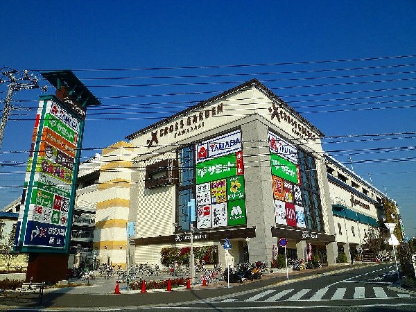 周辺環境:クロスガーデン川崎(スーパー、薬局、病院、電化製品の購入やラーメン、モスバーガー等のお食事処もあります。)