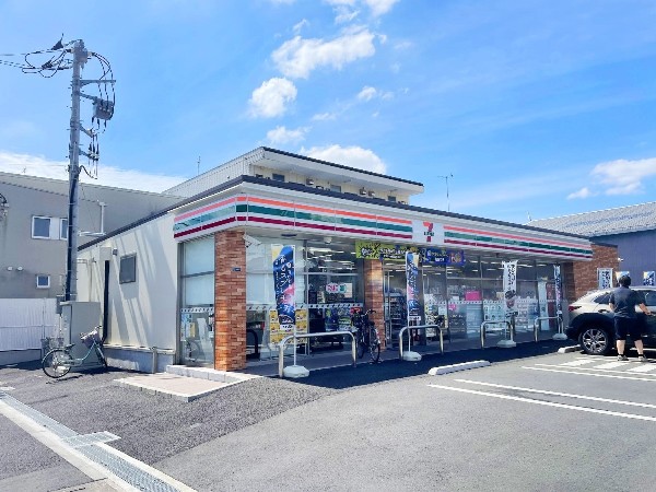 周辺環境:セブンイレブン　小倉3丁目店(セブンミール、お弁当に定評のあるセブンイレブン、コンビニエンスの最大手ですね。)