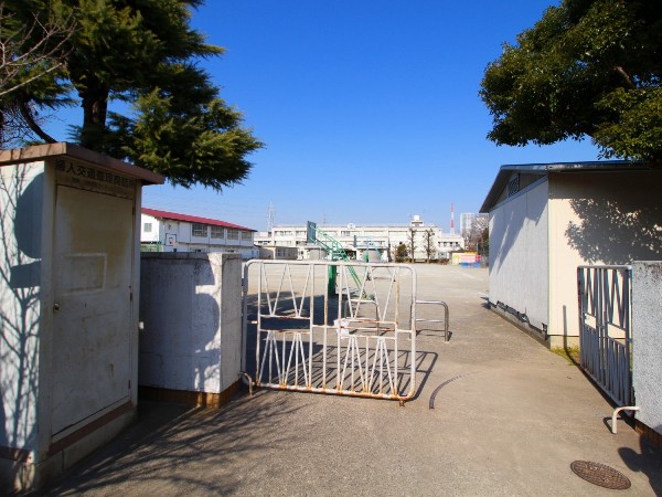 周辺環境:小倉小学校 (学校教育目標はよく考え進んで学習する子、心豊かな明るい子、責任をもってやり遂げる子、健康でたくましい子)