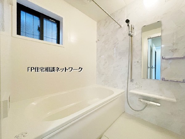 同仕様設備：清潔感あふれる浴室は一日の疲れをゆっくり癒せる空間。ゆったり浴槽で家族みんなが快適に過ごせます。