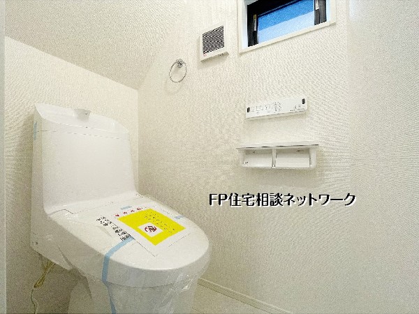 同仕様設備：白を基調とした清潔感溢れるトイレは、窓付きで換気もスムーズ。手洗い一体型の節水タイプを採用し、機能性にもこだわりました。毎日使う場所だからこそ、明るく衛生的な空間に仕上げています。