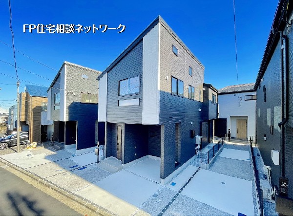 外観:モノトーンが際立つモダンな外観と、ゆとりある敷地設計が魅力の邸宅。採光にこだわった設計で、室内はいつも明るく快適です。並列駐車も可能な広々としたスペースで、毎日の生活にゆとりを。