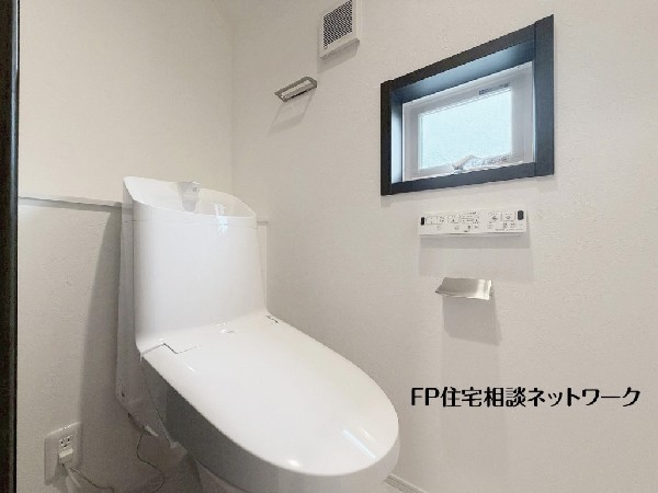 ウォシュレット、暖房便座機能付のトイレです。従来型に比べ節水効果があり、お手入れもしやすいので、家計も家事の負担も軽減してくれます。