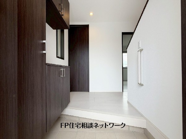 玄関がスッキリ広々としていると出掛けも帰宅も気持ちが良い。来客を出迎える時も、玄関が綺麗ならその家は全て良い印象になる。