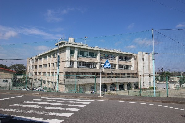 周辺環境:野川中学校(自己の将来を思慮しながら、自主的、創造的に活動する生徒の育成を目指します。)