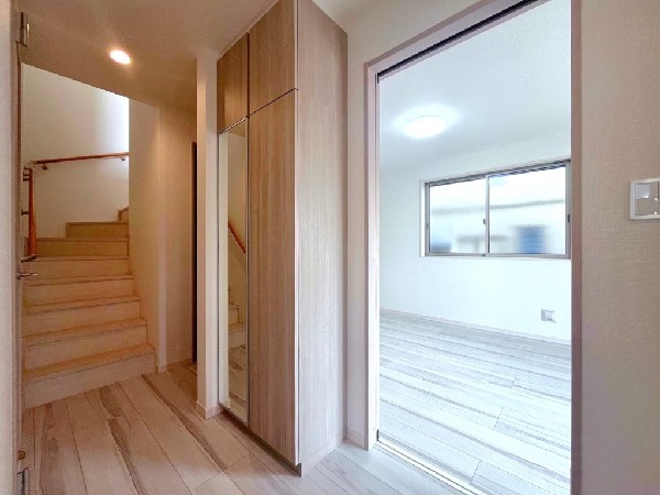 散らかりがちな玄関もスッキリと保てる玄関収納。