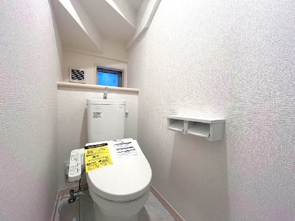 洗浄機能付き便座を標準装備。冬の寒い時期には暖房機能も活躍。快適にご利用いただけます。