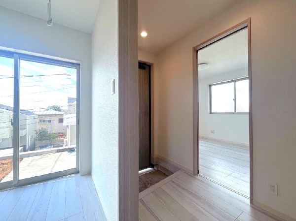 早く引っ越しがしたいとお考えのご家族にピッタリの完成済み物件。室内のインテリアもイメージがしやすく、新生活が楽しみですね。