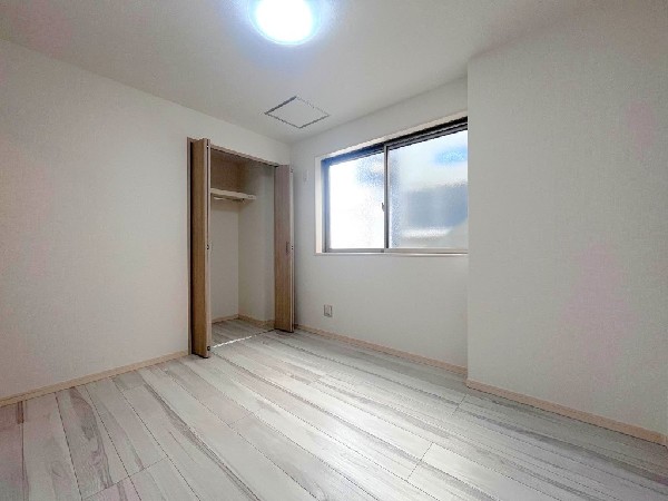 全居室には大型の収納クローゼットを完備！普段使いのお洋服や小物はもちろん、季節物のお洋服などもしっかりと整理整頓おしまい頂けます。