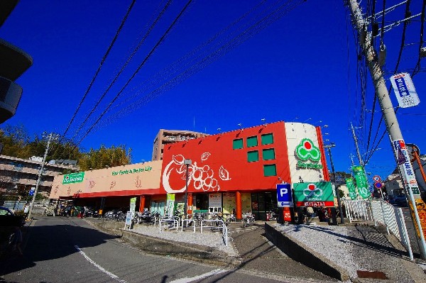 周辺環境:Santoku高田店(営業時間は9：30～22：00までで、駐車場は58台完備されています。)