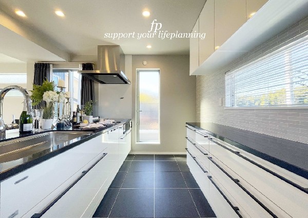 【プラン例　建物価格2200万円　建物面積100m2】システムキッチンと一体感あるカラーでまとまった、食器棚を設置することもできます。