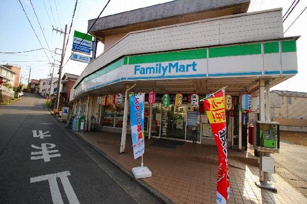 周辺環境:ファミリーマート川崎仙谷店(ファミチキをはじめスナックメニューも大人気です。)