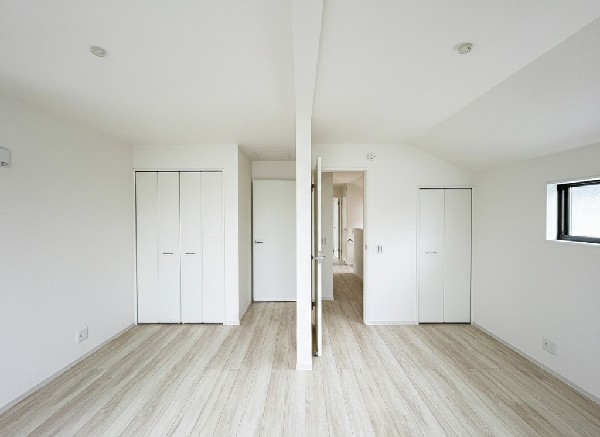 2面採光でお部屋の隅々まで明るい印象の居室。おひさまの光を、爽やかな風をたっぷりと取り込めます。