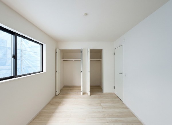 収納力が豊富な大型クローゼット。普段着やスーツはもちろんのこと、コート類などもしっかり掛けられます。