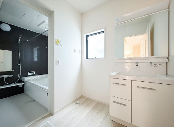 ゆとりの洗面スペースで朝の身支度も快適スムーズに。面鏡で髪のセットやお化粧もストレスなくこなせ、朝から気分良く通勤通学に向かえそうですね！