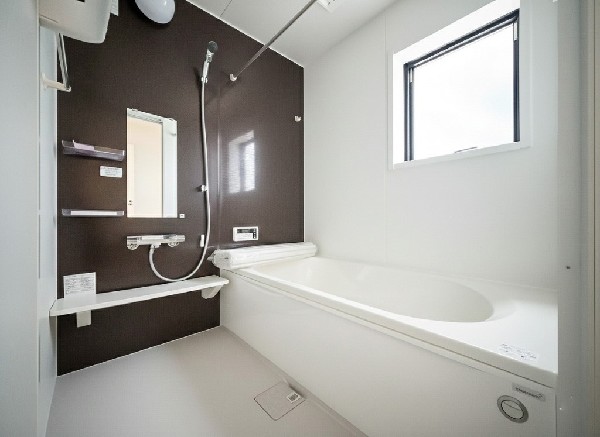 ご家族との憩いの場として、一日の疲れを癒す場として、ゆったりと足を伸ばしてくつろげる綺麗で清潔感のある色味の浴室。