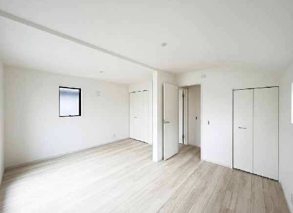 収納力が豊富な大型クローゼット。普段着やスーツはもちろんのこと、コート類などもしっかり掛けられます。