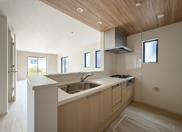 毎日使うキッチン周りが綺麗で清潔に保たれていると、お料理を作るのも楽しくなりますよね。機能性とデザイン性を持たせたキッチンで気持ちよくお料理が出来そうです。