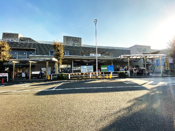 周辺環境:藤が丘駅(青葉台駅の渋谷寄り、一つ手前の各駅停車駅です。駅前にショッピングセンターやドラッグストアなどが一通り揃っています。)