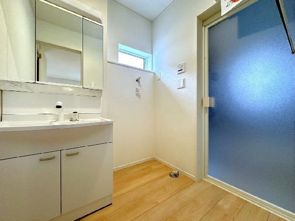 ゆとりの洗面スペースで朝の身支度も快適スムーズに。面鏡で髪のセットやお化粧もストレスなくこなせ、朝から気分良く通勤通学に向かえそうですね！