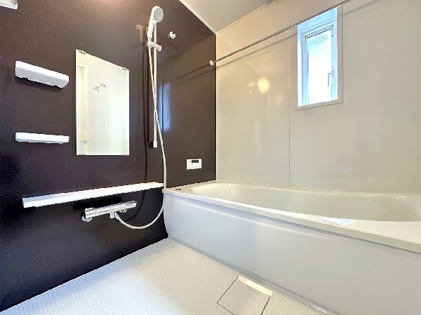 ご家族との憩いの場として、一日の疲れを癒す場として、ゆったりと足を伸ばしてくつろげる綺麗で清潔感のある色味の浴室。