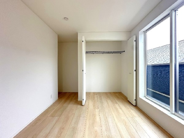 全居室には大型の収納クローゼットを完備！普段使いのお洋服や小物はもちろん、季節物のお洋服などもしっかりと整理整頓おしまい頂けます。