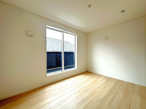 光が沢山取り込める大きな窓。2面採光なので、日差しを長時間受ける事が出来る暖かいお部屋です。