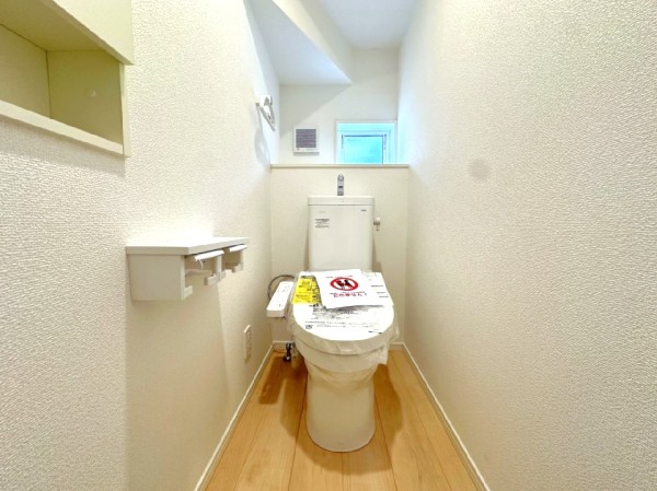 洗浄機能付き便座を標準装備。冬の寒い時期には暖房機能も活躍。快適にご利用いただけます。