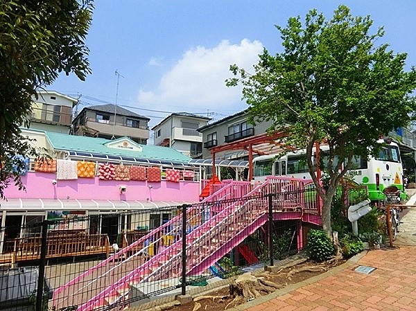 周辺環境:百合ケ丘さくら幼稚園(自然に囲まれた幼稚園です。特別指導として絵画、英語、お習字、体操等各専門の先生が指導します。)