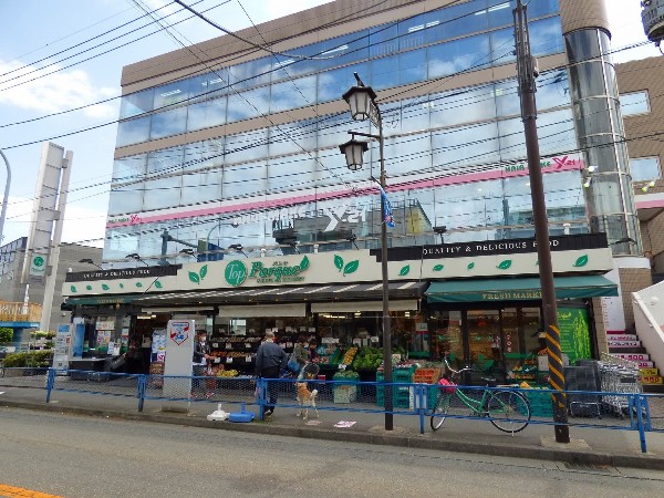 周辺環境:トップパルケ 久地店(午前8時～午後25時までと比較的遅くまで営業している店舗。駅前に有るので仕事帰りの買物にも便利。宅配サービスも実施中。)