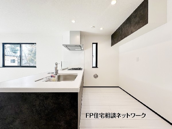 【キッチン】冷蔵庫置場や収納スペースを確保した使いやすいキッチンレイアウト。調理から片付けまでの動線もスムーズです。