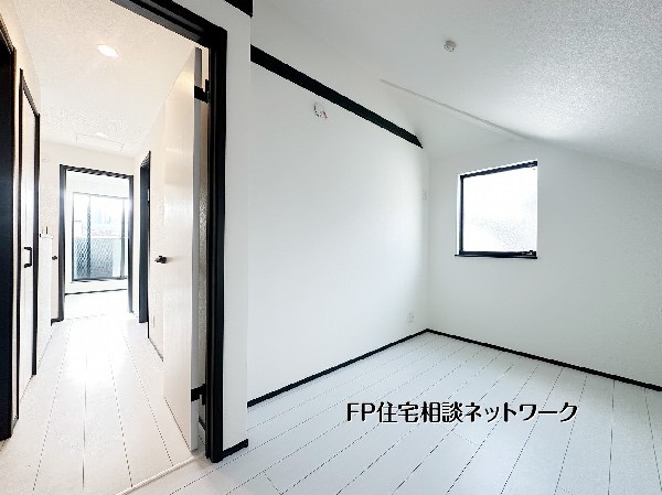 【2階廊下】モノトーンで統一されたスタイリッシュな内装。無駄のないシンプルなデザインは、どんな家具とも相性良好。寝室やワークスペースにも最適な、洗練された空間。