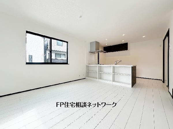 【リビングダイニング】お料理中もリビングを見渡せる開放的なLDK。白を基調とした内装に黒のアクセントが映えるスタイリッシュな空間です。機能的な収納棚も備わり、スッキリと洗練された暮らしを叶えます。 