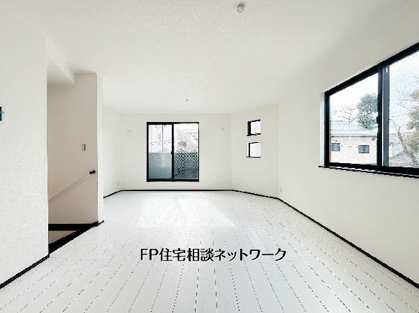 【リビングダイニング】大きな窓から光が広がる明るいリビング空間。家具のレイアウトもしやすく、開放感あふれる快適な住まいです。 