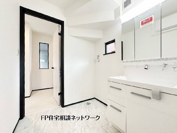 【洗面脱衣室】水回りからリビングまで、白と黒のコントラストが美しいモダンな住まい。収納力に優れたキッチンや洗面台など、日々の家事を軽やかにする設備が充実しています。